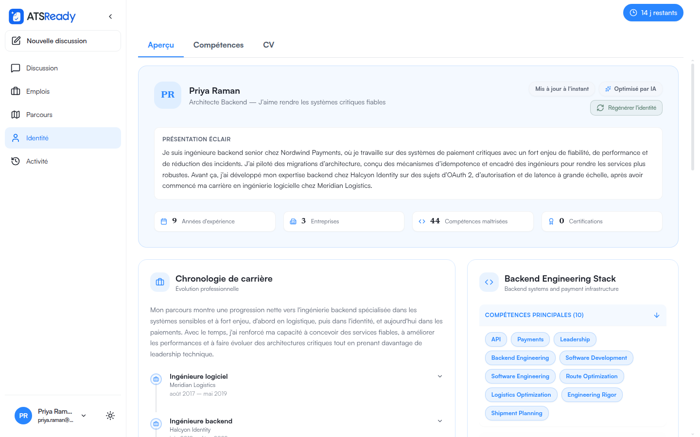 L'écran d'identité professionnelle montrant un résumé de présentation, une chronologie de carrière, les années d'expérience, les entreprises et les compétences regroupées par catégories.
